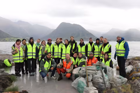 Gruppebilde av plastryddere under Rein Hardangerfjord