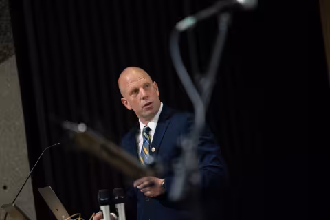 Simon Øverland giving a speech