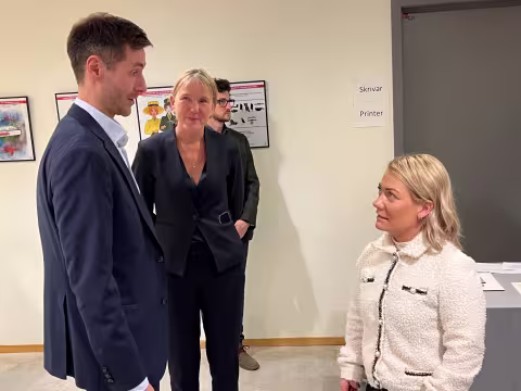 Dekan, rektor og statsråd snakker sammen