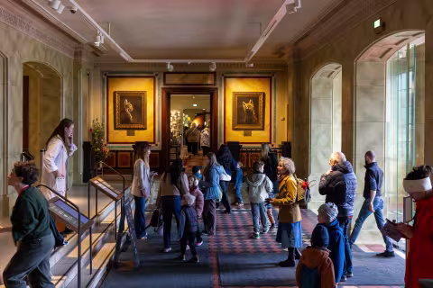 Mennesker i vestibylen på Universitetsmuseet