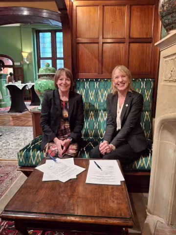 Shearer West og Margareth Hagen signerer avtale