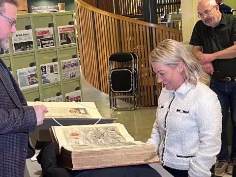 Sandra Borch får en presentasjon av noen av UiBs samlinger