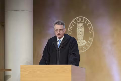 Æresdoktor Mads Bryde Andersen holder tale ved æresdoktor seremonien 24. mai 2024.