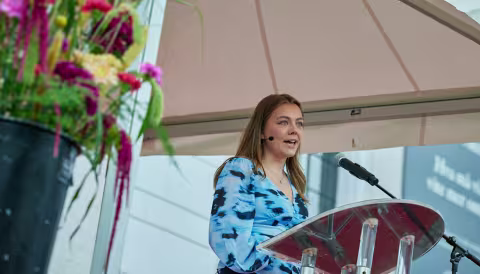 Kaja Ingdal Hovdenak på scenen under studiestarten ved UiB