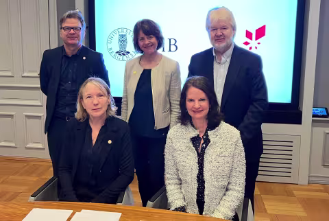 Gruppebilde etter signering av samarbeidsavtale