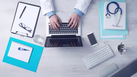 Illustrasjonsbilde av en lege på kontoret