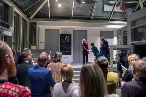 Rektor Margareth Hagen gratulerar senterleiarane Scott Rettberg og Jill Walker Rettberg.