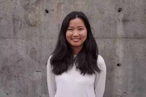 Bildet viser Alexandra, jente med mørkt hår, som smiler