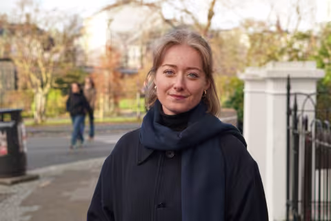 Bilde av Melissa. En kvinne med blondt hår ved UiB.