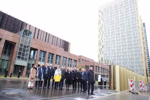 Gruppebilete av forskargruppa utanfor EU-domstolen 