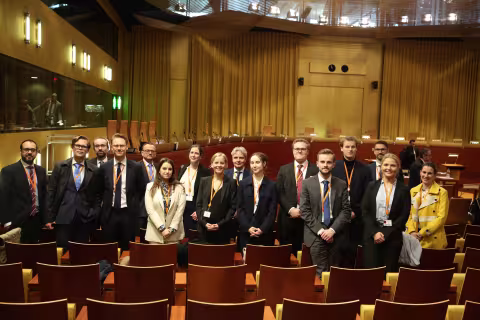 Gruppebilete av gjengen i EU-domstolen sin største rettssal for å følgje ei sak