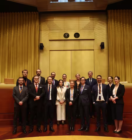 På besøk hjå EU-domstolen. Gruppebilete i rettssal