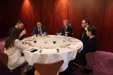 Frå lunsjen hjå EU-domstolen. Forskargruppemedlemmar sit rundt eit rundt bord saman med dommar Rodin.