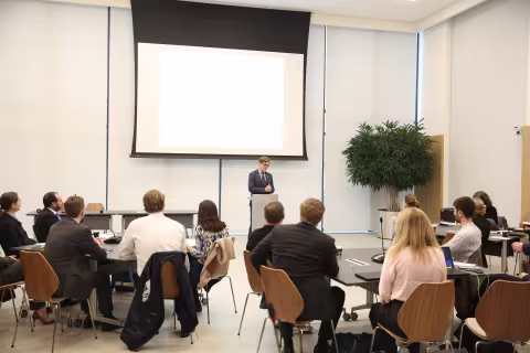 Professor Halvard Haukeland Fredriksen held presentasjon hjå ESA