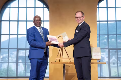 Prisvinner Achille Mbembe får Holbergprisen av Forsknings- og høyere utdanningsminister Oddmund Hoel (Sp)