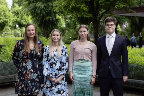 Fra venstre: Lærerprisvinner Mirjam Væring- Skogrand; Malin Eckhoff Årnes, Erika Lind-Larsen, Edvard Hove Rosenlund.