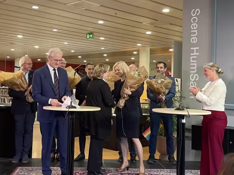 Wasson blir gratulert av forskningsministeren