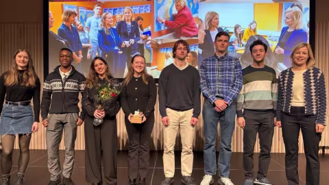 Bilde av studentene som bidrar med mattestuen, etter at de har mottatt pris. 