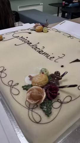 Marsipankake med påskriften Griegakademiet