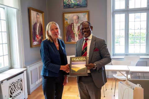 Håndtrykk mellom de to på rektors kontor 