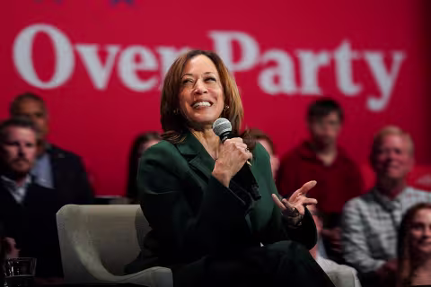 Kamala Harris snakker i mikrofonen