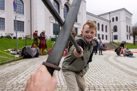 Gutt fekter med sverd