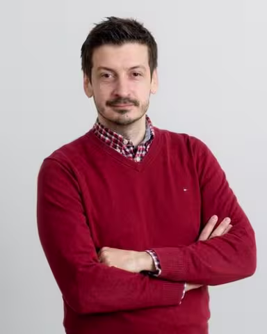 Mann med rød genser og brunt hår