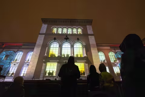 Lysshow på fasaden på Universitetsmuseet