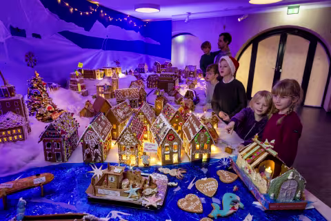Barn ser på pepperkakebyen på Universitetsmuseet i Bergen