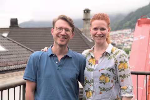 Portrettbilde av Michael Tatham og Yvette Peters sammen.