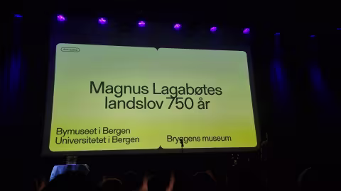 Bilde fr utdeling av skjerm der utstillingens navn vises