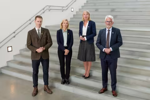 Rektoratet står i en trapp. 