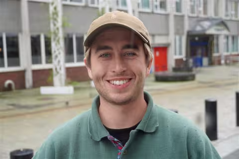 Portrett av Ruben Schelbred ute på gaten