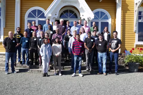 Gruppebilde med CEDAS deltakere foran Solstrand Hotel & Bad