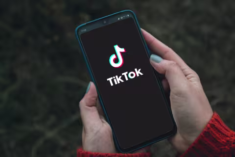 Bilde av person som ser på TikTok. 