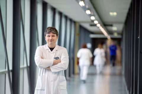 Professor Charalampos Tzoulis leder forskningsgruppen og Neuro-SysMed senteret ved Haukeland universitetssykehus og Universitetet i Bergen.