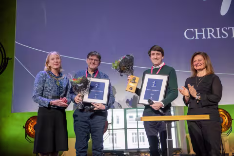 Årets vinnere av Christieprisen mottar blomster og gave