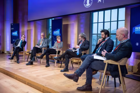 Paneldeltakere på scenen i Universitetsaulaen i Bergen