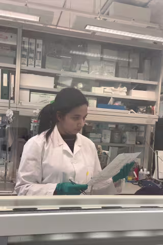 Damaris in lab