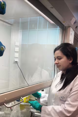 Damaris in lab