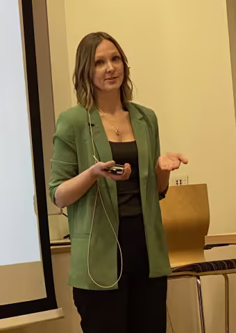 Siv Elén Årskog Vedvik held føredrag om ulovlegheitsoppfølgning og rammene for det kommunale sjølvstyret.