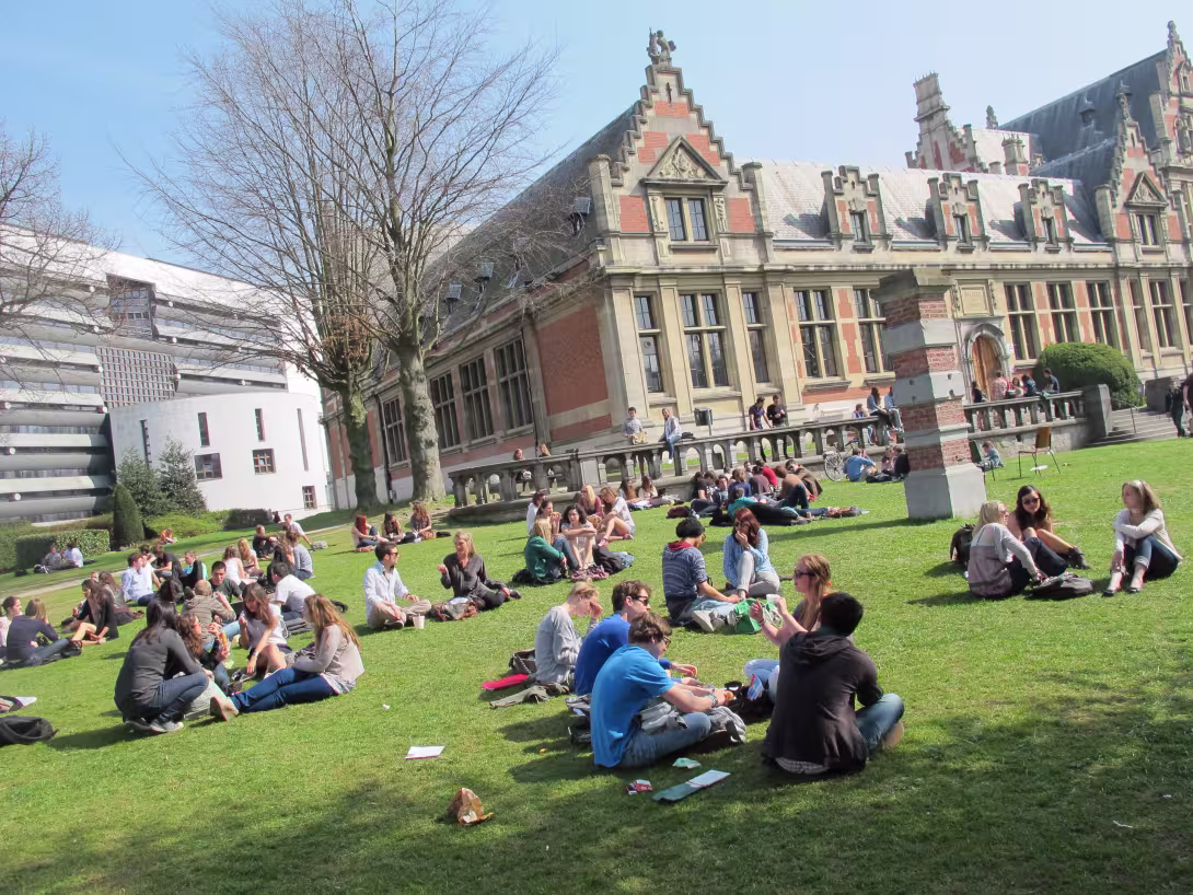 Studenter sitter utenfor universite Libre de bruxelles belgia