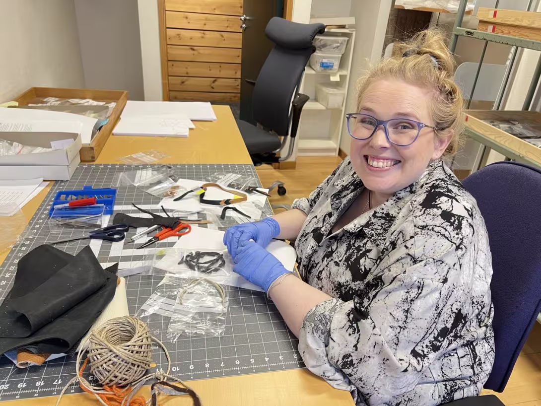 Elizabeth Darlington from Bournemouth University was an intern and gave a hand on knots from Borgund