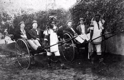 Bildet viser norske seilere i Afrika, sannsynligvis Sør-Afrika tidlig 1900-tall.