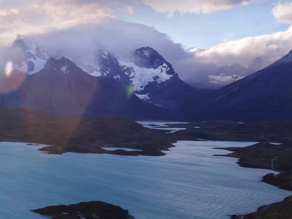 Illustrajonsbilde av fjell og hav