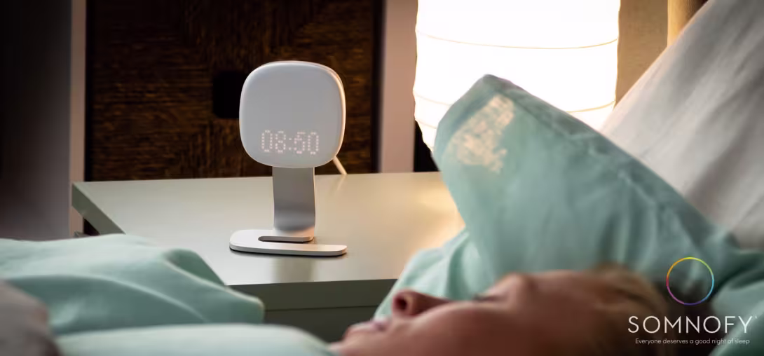 Søvnradar står på nattbordet og registrerer søvnen til sovende person
