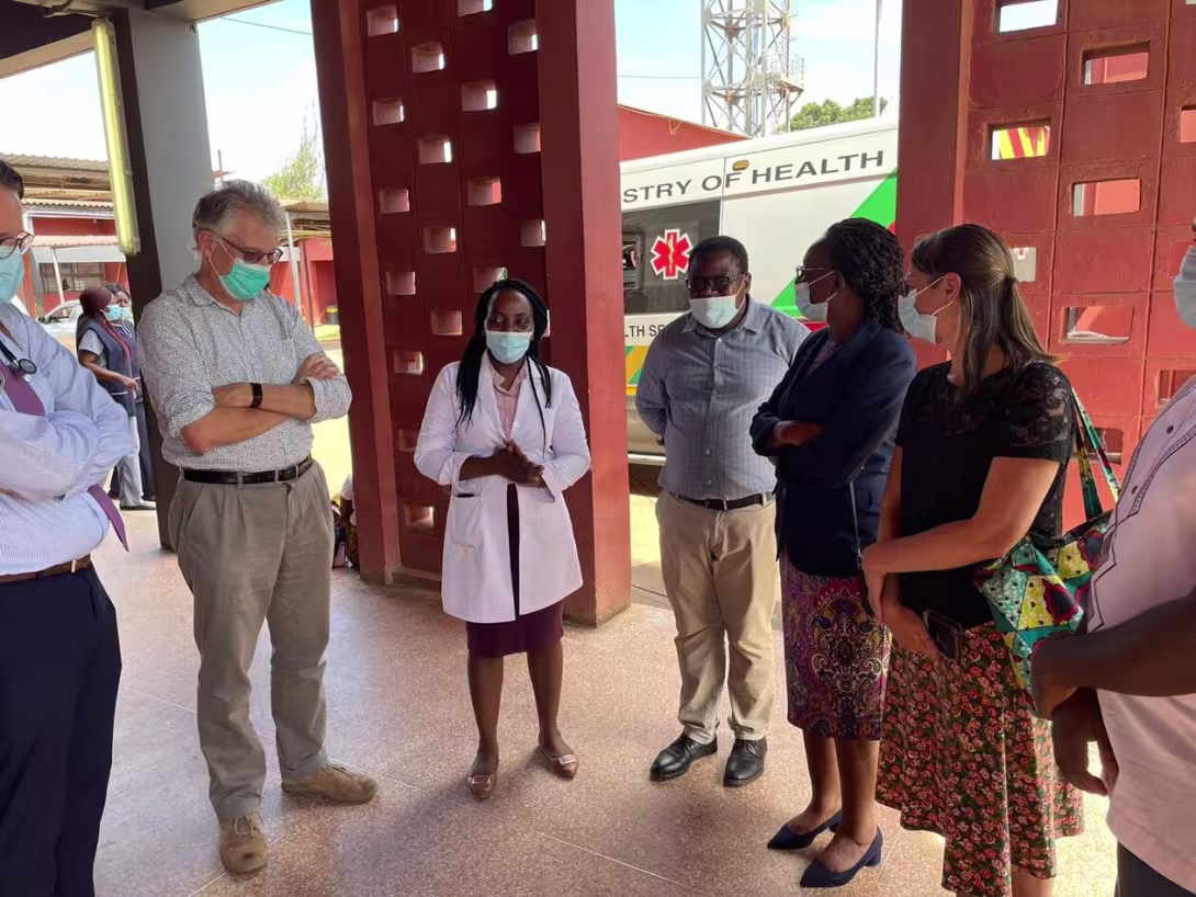 Bilder viser UiB-ansatte i et sykehus i Lusaka, Zambia, sammen med lokal ansatte. 