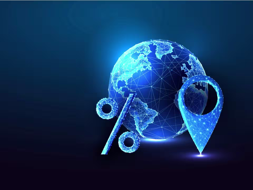 Illustrajonsbilde av en jordklode med symboler som representerer økonomi i forgrunnen 