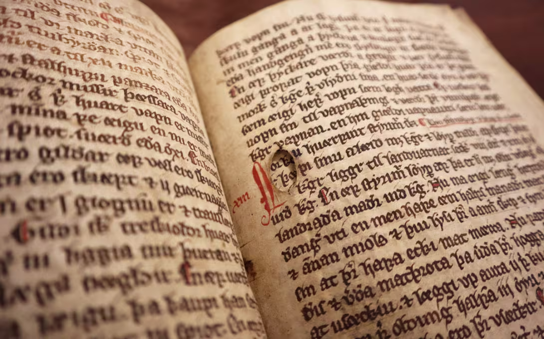 Bildet av to boksider fra Landslovens Landavarnarbolken i den norske handskriftet Holm perg 30 4to fra 1300-1325