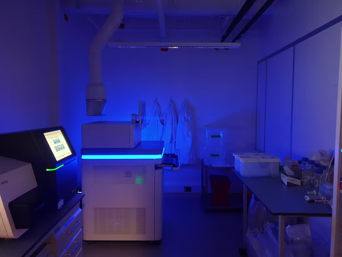 Analysemaskin i et mørkt rom